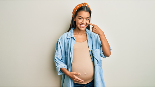 Защо безопасният околоочен крем за бременност има значение: Здравето на кожата и бебето